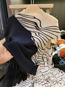 Verano nuevo traje de moda Sanzhai color a juego maíz plisado manga corta Camiseta mujer Falda plisada conjunto de dos piezas - Product Image 6