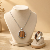 Pendentif en acier inoxydable 316L avec incrustation de bois, bord découpé au laser, profil épaissi, collier de bijoux minimaliste haut de gamme
