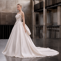 Robe de mariée en satin champagne, bustier, asymétrique, drapée, avec drapé latéral, coupe trapèze, traîne chapelle, sur mesure, vente en gros