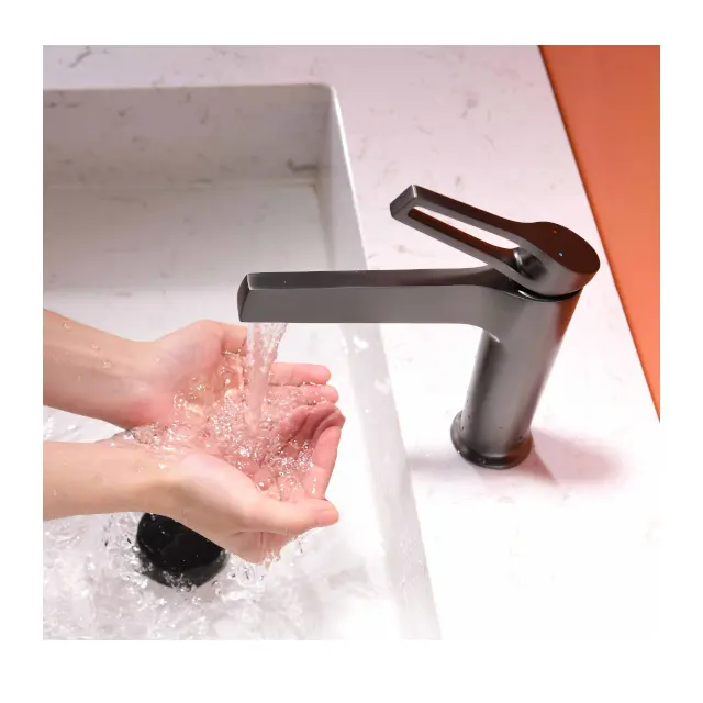 Elegante e moderno sanitário torneira de pia de banheiro de latão com furo único preto e cromado