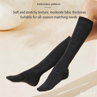 Chaussettes mi-mollet personnalisées en gros, couleur unie, douces et respirantes, en coton peigné pour femmes, chaussettes hautes jusqu'au genou, OEM ODM, couleur personnalisable