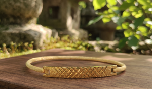 Pulsera de Oro de Diseño DIVYORO para Mujer con Patrón de Corte de Diamante, Chapada en Oro Premium, para Novias, Bodas y Fiestas - Product Image 2