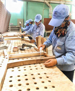 Banco de jardín con respaldo cruzado moderno Cris, muebles de madera maciza de buena venta para centro comercial al aire libre, uso en hoteles, Vietnam directo - Product Image 6