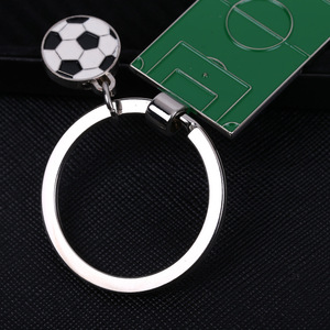 Porte-clés en métal émaillé en forme de ballon de football pour souvenir - Product Image 4
