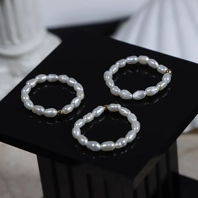 Promotion de la simplicité anneau de perle élastique grain de riz anneau de perle d'eau douce de haricot d'or élastique