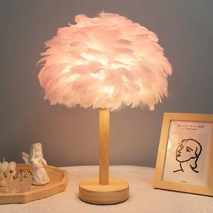 Lampe de chevet en bois de style nordique créatif à motif de plumes pour filles, parfaite pour les lumières romantiques et chaleureuses de mariage - Product Image 1
