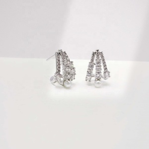 Boucles d'oreilles clous fantaisie plaquées or pour femme, style vintage asymétrique, avec perles géométriques en cuivre, idéales pour mariage et soirée - Product Image 1