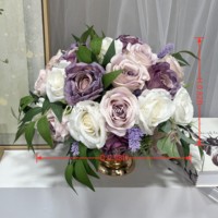 Composition florale de mariage faite à la main, centre de table artificiel, boule de fleurs de roses rouges et blanches