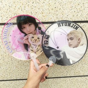 Éventail pliable transparent en PVC de forme ronde personnalisé avec personnage d'idole Kpop ou d'anime pour cadeau promotionnel - Product Image 1