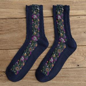 Chaussettes en coton pour femmes, design personnalisé, 5 couleurs, mi-mollet, écologiques, tendance, douces, fantaisie, fleurs - Product Image 2