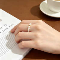 Damen Elastischer Ring mit Kleinen Kartoffelförmigen Weißen Natürlichen Süßwasserperlen und Kupfervergoldeten Abstandshaltern - Trendiger Vielseitiger Stil für den Alltag