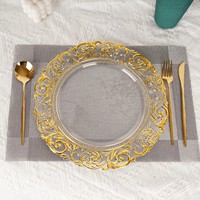 Assiette de présentation en plastique transparent de 13 pouces avec bordure dorée ornée en relief, assiette ronde décorative pour la mise en table de mariage, banquet ou fête