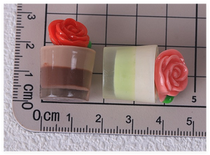 3D เค้กรูปดอกกุหลาบเทียมขนาดเล็กรูปทรงกรวยทำจากเรซินสวยงาม - Product Image 3