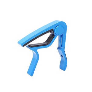 Kabat Factory Capo Tuner para guitarras acústicas y eléctricas <span class=keywords><strong>de</strong></span> acero <span class=keywords><strong>de</strong></span> <span class=keywords><strong>6</strong></span> <span class=keywords><strong>cuerdas</strong></span> para aplicación <span class=keywords><strong>de</strong></span> bajo - Product Image 4
