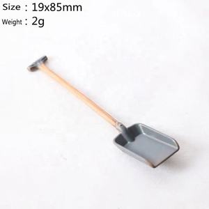 Ensemble d'outils de jardinage pour maison de poupée 1:12 - Outils de jardinage multicolores pour enfants, mini-râteau, pelle, houe et râteau à feuilles pour enfants - Product Image 5