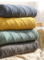 Plaid tricoté bohème avec pompons élégants, couverture décorative douce en acrylique pour canapé, couvre-lit texturé chaud pour salon