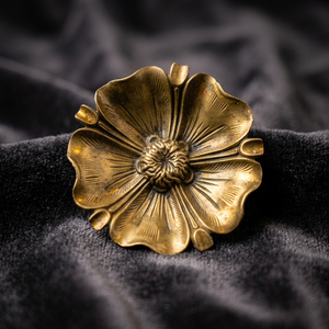 Assiette décorative en métal en forme de fleur, faite à la main, gravée, motif végétal de style chinois traditionnel - Product Image 4