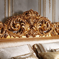 Lit double sur mesure de style royal européen, sculpté en acanthe, avec sommier haut et pieds dorés, idéal pour suite de chambre principale de palais