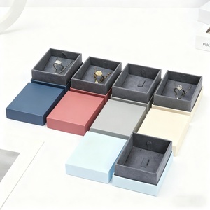 Boîte à bijoux carrée beige universelle personnalisée en velours pour bracelet, bague, boucles d'oreilles, collier avec insert rembourré - Product Image 3