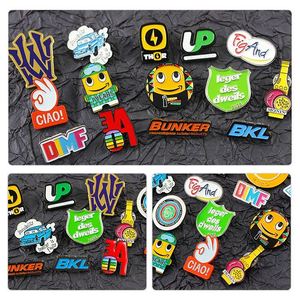 Modernos pines magnéticos personalizados de metal dorado con nombre y logotipo, grabados, para eventos, fútbol, coches, enfermeras, anime, monedas y botones de ropa. - Product Image 5