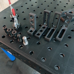 Banc de soudage 3D ultra-résistant : construction en fonte nitrurée avec fixations, gabarits et outils de serrage intégrés - Product Image 5