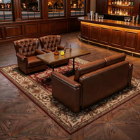 Fauteuil de club vintage européen capitonné avec clous décoratifs, table ronde et ensemble de tapis persan pour bar, bar à cigares, club, hôtel, personnalisable