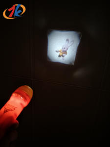 ไฟฉายโปรเจคเตอร์แบบเลื่อนได้สำหรับเด็กมีไฟส่องสว่างเพื่อการศึกษาแผ่นดิสก์หลายภาพสำหรับการเล่าเรื่องการเล่นตอนกลางคืนรางวัลในห้องเรียน - Product Image 2