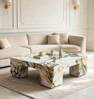 Table basse carrée en marbre Calacatta Viola naturel, plateau épais, quatre pieds en blocs, style moderne, luxe, écologique, pour usage hôtelier