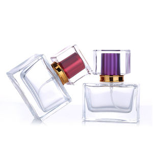 Bouteilles <span class=keywords><strong>de</strong></span> <span class=keywords><strong>parfum</strong></span> en verre transparent personnalisables <span class=keywords><strong>de</strong></span> 30ml 50ml en forme <span class=keywords><strong>de</strong></span> rectangle carré avec capuchon en cristal carré pour les soins personnels - Product Image 5