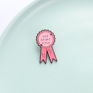 Badge en émail personnalisé rose avec citation amusante 'Cried <span class=keywords><strong>But</strong></span> Did It Anyway', broche de revers en métal, cadeau de bijouterie créatif - Product Image 3