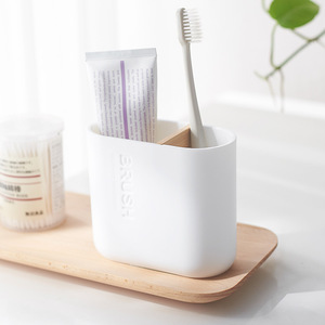 Juego de Baño de la Serie Bamboo Elegance: Portacepillos de Dientes de Plástico, Jabonera con Bandeja de Madera, Fácil de Limpiar - Product Image 2