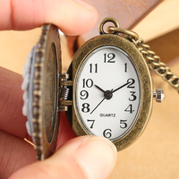 Petits bijoux ovales antiques en métal, vieille horloge, belle jolie montre de poche avec pendentif de chat et chaîne