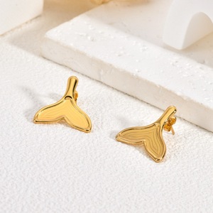 EH515 Juego de Aretes de Acero Inoxidable Chapados en Oro de 18K con Diseño de Océano y Naturaleza - Aretes con Forma de Pulpo/Cola de Ballena/Hoja para Mujer - Product Image 6