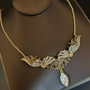 Delikli elmas kakma ile Vintage ortaçağ high-end phoenix kolye