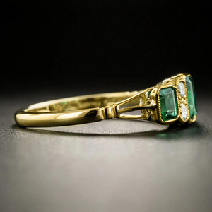 Anello Smeraldo Q500 in Oro Massiccio 18K con Diamante Rotondo Incastonato a Griffe, Gioiello Geometrico da Donna per Fidanzamento - Product Image 3