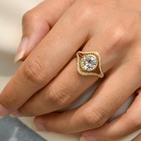Bague en or massif 18 carats Hailey Style avec diamant certifié IGI de 3,7 carats, motif ajouré Art Déco, collection Baroness Estate Banquet, faite à la main