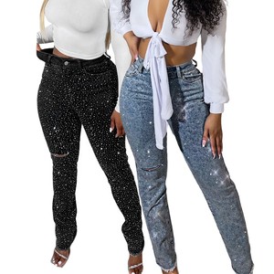 Jeans de mezclilla ajustados con pedrería, bolsillos y detalles desgastados para mujer - Product Image 1