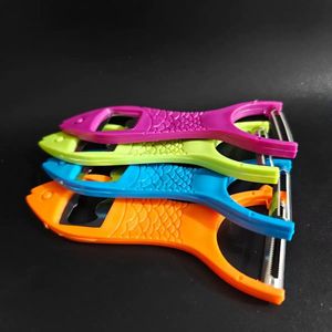 Pelador multifuncional 2 en 1 con forma de pez, abridor de botellas, herramienta pequeña y duradera para cocinas domésticas y pelador de frutas - Product Image 1