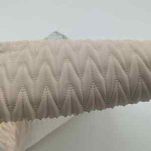 Tissu en cuir PU matelassé de couleur blanc <span class=keywords><strong>ivoire</strong></span> 100% polyester avec élasthanne pour chaussures de mode, sacs, bagages - Product Image 5