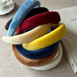 Nouvel accessoire de mode hiver-printemps pour femme : Bandeau rembourré en velours de couleur unie - Product Image 3