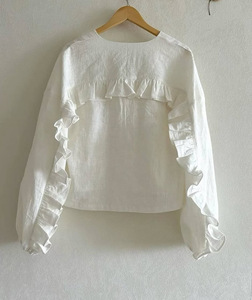 เสื้อคอวีแขนระบายพองๆ กางเกงขาสั้นทรงกว้าง ชุดเซ็ต 2 ชิ้น แฟชั่นสำหรับผู้หญิง - Product Image 5