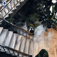 Escalier pliable compact pour quais de bateaux et plateformes d'amarrage maritimes, revêtement antidérapant en maille