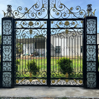 Nouvelles portes de clôture de fer forgé pour allée, design sécurisé avec embouts de poteaux et modélisation 3D