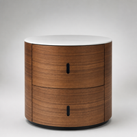 Table de chevet cylindrique moderne en noyer avec 2 tiroirs, plateau en bois durable et écologique fait main, poignées noires pour chambre et salle à manger