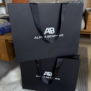 ถุงกระดาษสีดำแบบกำหนดเอง Alpha Bespoke พร้อมหูหิ้วริบบิ้น ใช้ซ้ำได้ หรูหรา สำหรับแชมพู มาสคาร่า พิมพ์ลายด้วยเทคนิคซิลค์สกรีน - Product Image 4