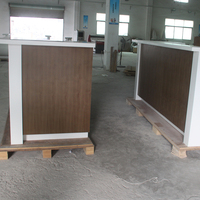 Set Meja Bar Besar dari Material Batu Kayu Solid Surface Akrilik Tahan Lama dengan Kabinet Belakang untuk Restoran