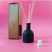 Diffuseur de parfum en verre avec bâtonnets en fibre, directement du fabricant, pour la décoration intérieure et le marché B2B hôtelier