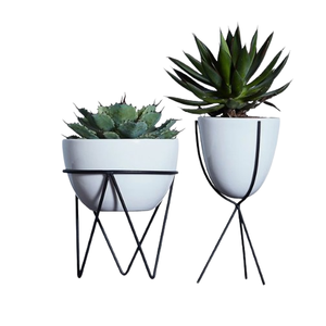 Jardinière en métal minimaliste avec revêtement en poudre blanche, pour la décoration intérieure et extérieure, avec mini base et support en métal doré - Product Image 3