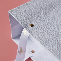 Sacs à provisions en papier de marque personnalisée avec logo, sac cadeau en papier avec poignée en ruban d'emballage de parfum texturé blanc de luxe