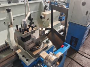 เครื่องกลึงแนวนอนแบบธรรมดาสำหรับงานกลึงเพลาโลหะ  แบบ Heavy Duty CNC Vertical  ระยะแกว่ง 500 มม. ระยะระหว่างศูนย์ 1500 มม. - Product Image 3
